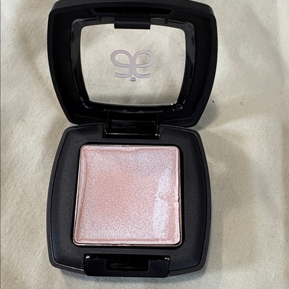 Arbonne Crème Concealer in Black Compact. Light. NIB. - Picture 2 of 4